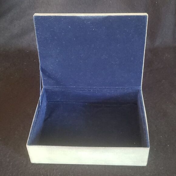 Pretty Vintage 1970s Velvet Lined Box w/ Shiny Intricate Design on Lid 6 x 4.5" - Picture 5 of 12